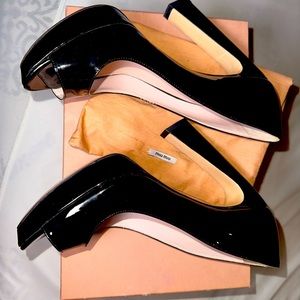 Black patent leather MiuMiu peep toe curved heels. NEW never worn.